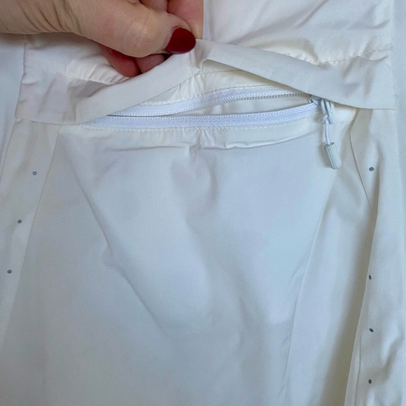 Lululemon women’s white vest , size 4. Zipper pockets. In great condition - Picture 4 of 4
